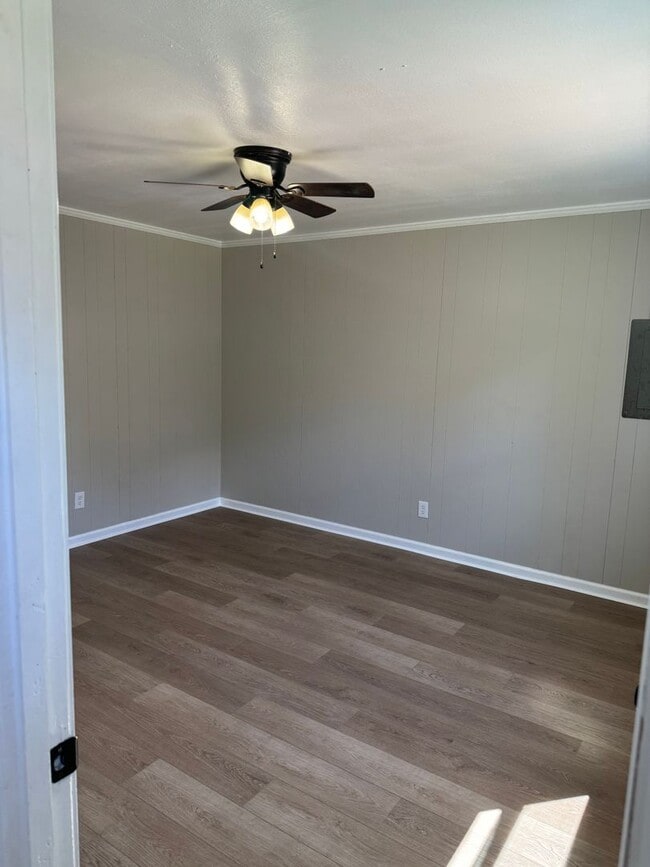 Building Photo - Beautifully Renovated Tiny Home in Martin!