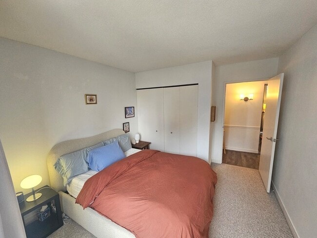 Building Photo - 512 N McClurg Ct