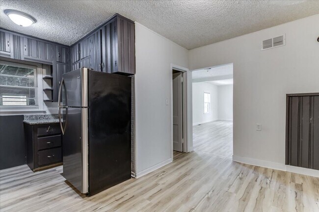Building Photo - 2 Bedroom 1 Bath with attached garage. Move In ready Southeast Wichita