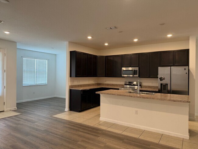Building Photo - 4 bed 2.5 bath single family