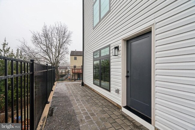 Building Photo - 7519R Ridge Ave