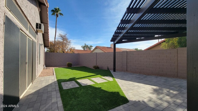 Building Photo - 8817 E Dahlia Dr