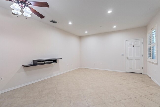 Building Photo - Gorgeous Light & Bright 3 Bedroom 2.5 Bath Townhome with Garage!!