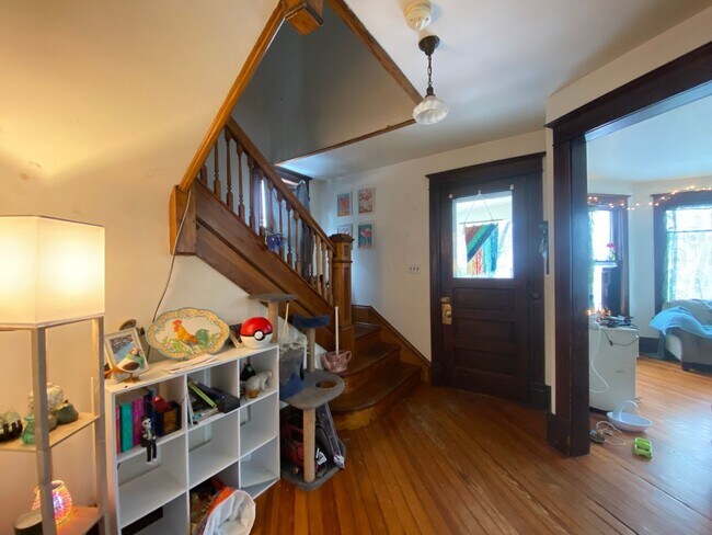 Building Photo - $1,700 | 4 Bedroom, 2 Bathroom | CAT Frien...