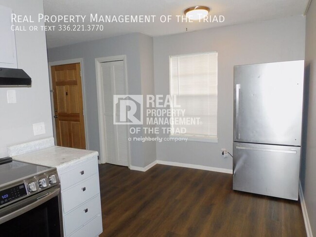 Building Photo - Main level 2BR/1BA unit available now