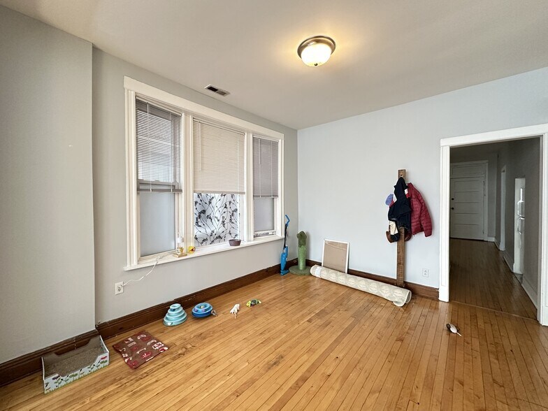 Building Photo - 2136 W Chicago Ave
