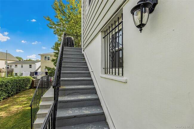 Building Photo - 2 Bryn Mawr Pl