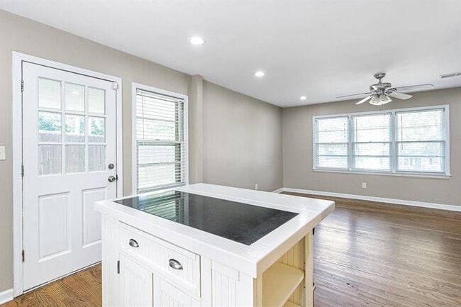 Building Photo - 1517 Gaylor Cir SE