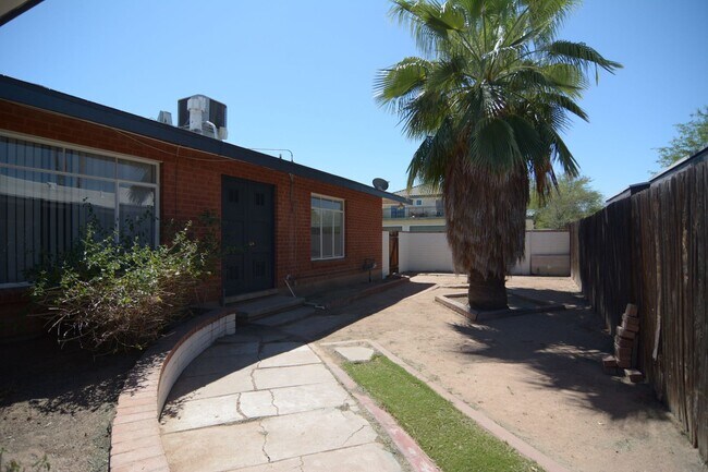 Building Photo - 6 Bedroom 3 Bath Home! Walking distance to University!