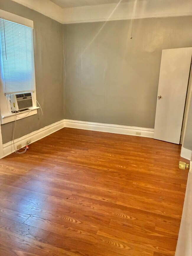 Building Photo - Charming 1BR Efficiency in Summerville Near Downtown & Hospitals