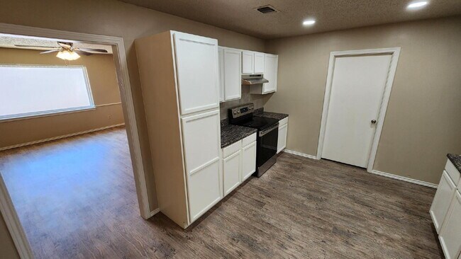 Building Photo - Half off first full month's rent/Southwest...