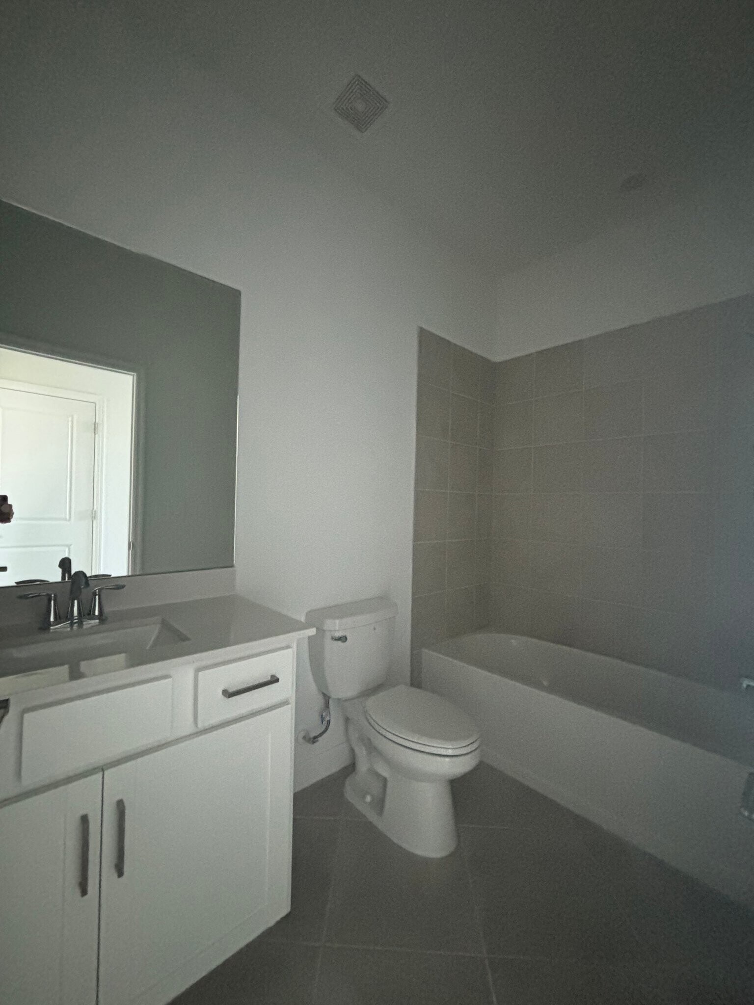 Building Photo - 7869 Lakes Edge Ln