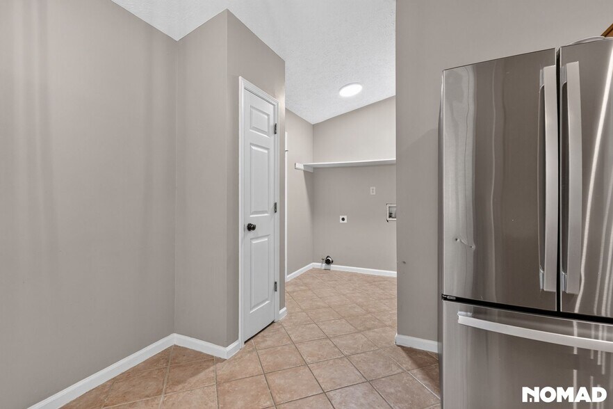 Building Photo - 933 River Rock Dr
