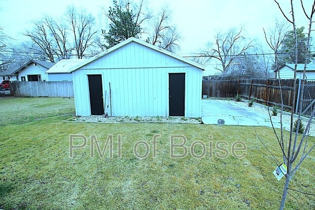 Building Photo - 2113 E Oak St