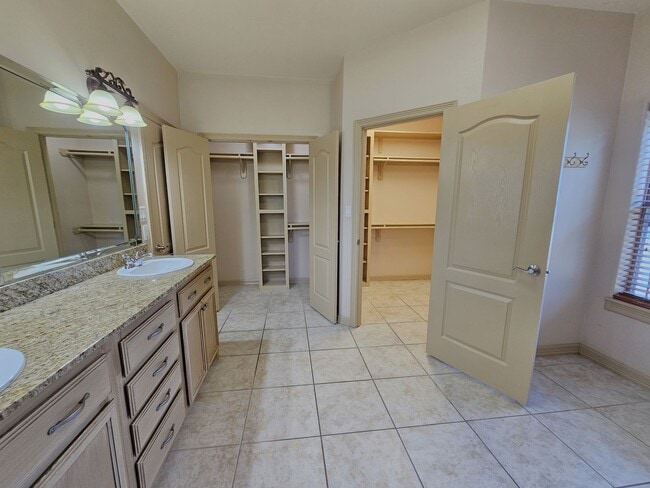 Building Photo - 5618 Ironwood Ct
