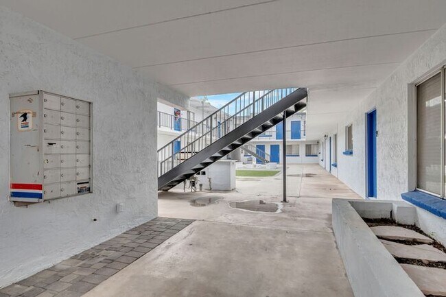 Building Photo - ONE MONTH FREE RENT!! SELECT UNITS!! U of ...