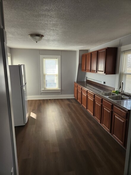 Building Photo - 416 Western Ave