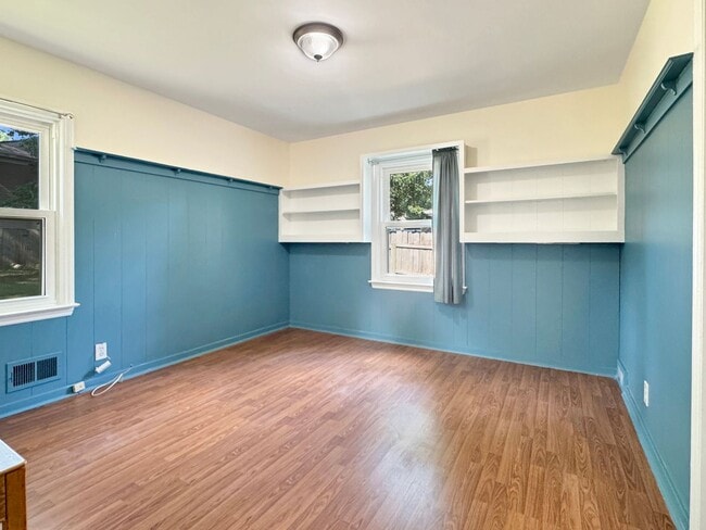 Building Photo - Lovely 3 bedroom 1.5 bathroom Cape Code st...