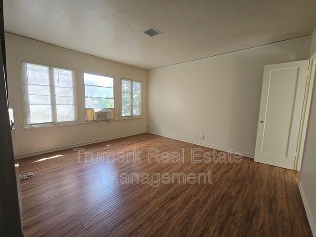 Building Photo - 1112.5 N Maryland Ave