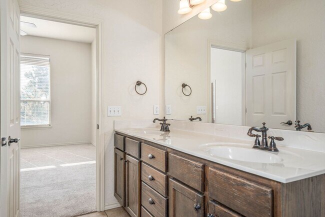 Building Photo - Spacious home in Moore schools- PEACEFUL L...