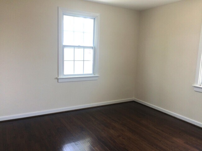 Building Photo - 2324 Lenora Ln