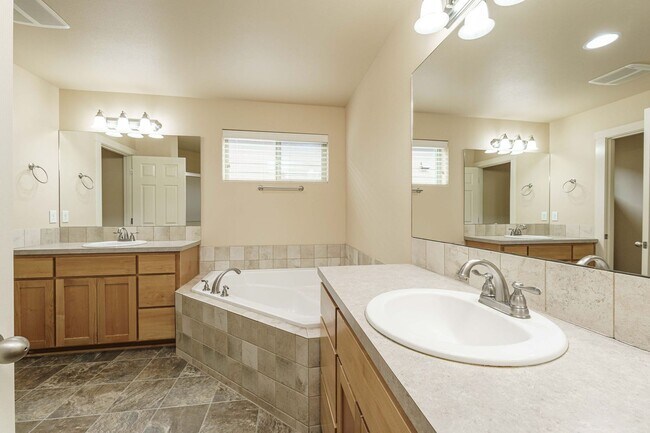 Building Photo - ASK ABOUT ONE MONTH FREE SPECIAL - Ask Us How! Convenient Location 3 Bedroom 2.5 Bathroom with Fe...