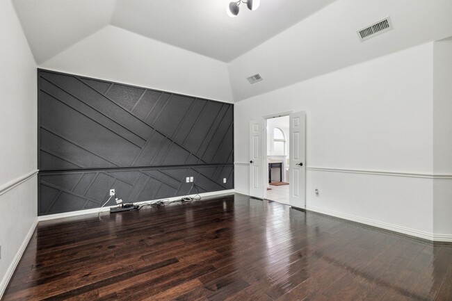 Building Photo - Luxurious in Little Elm