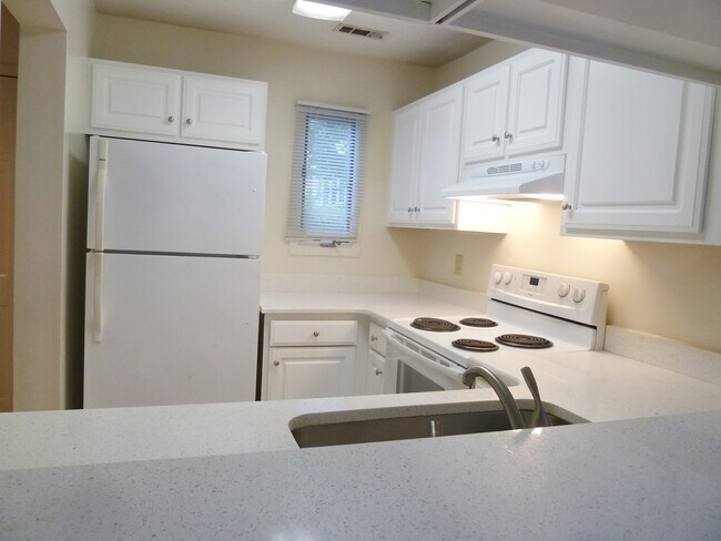 Building Photo - Updated, polished 2br END UNIT in Mill Cre...