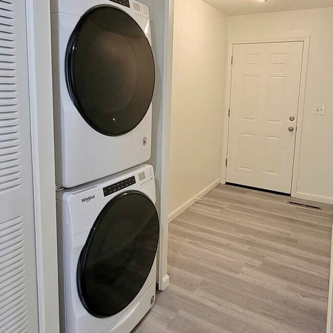 Building Photo - 2407 Carrelton Dr