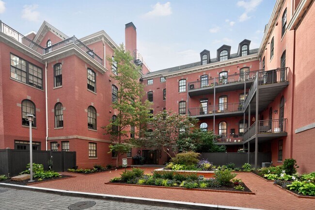 Building Photo - Available Now! High End 2 Bed 2 Bath in Lu...