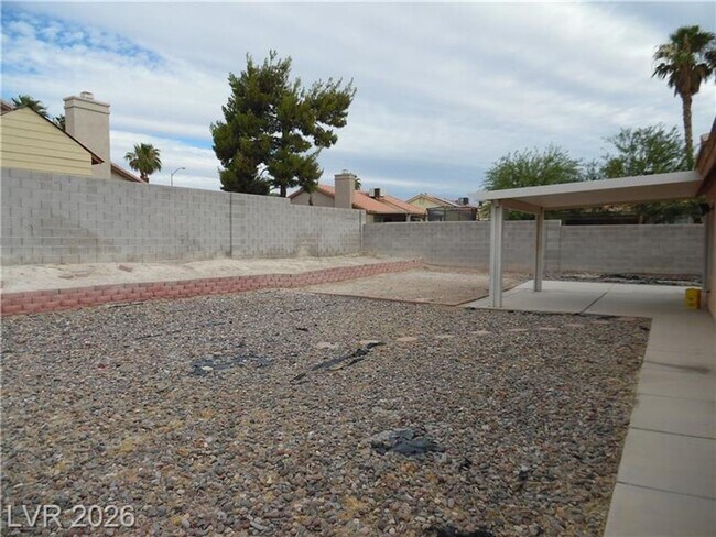 Building Photo - ONE STORY - 2 BEDROOM WITH 2 CAR GARAGE