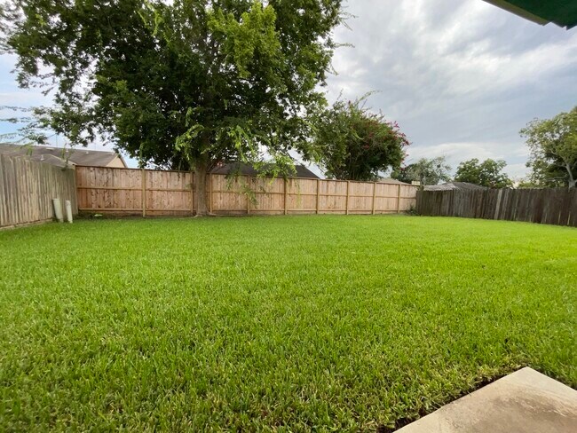 Building Photo - 1323 River Rock Dr