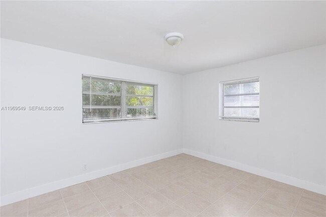 Building Photo - 129 SE 4th St