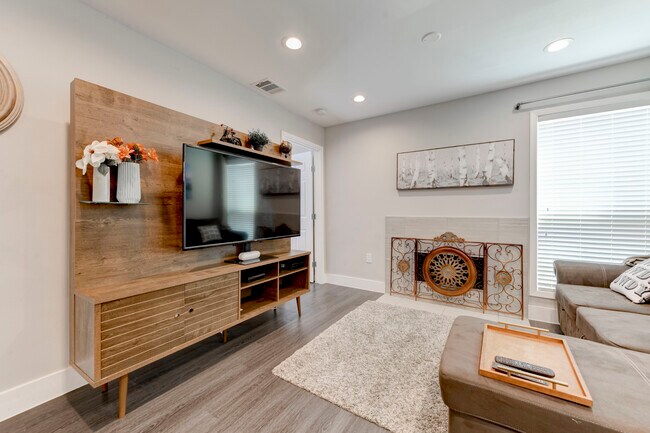 Building Photo - 935 La Posada Dr