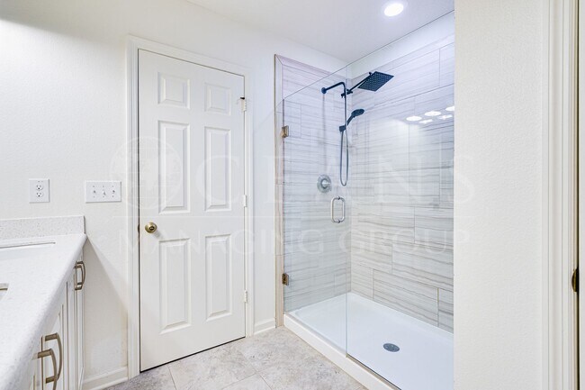 Building Photo - Spacious 4 Bedroom Home with Loft – Prime ...