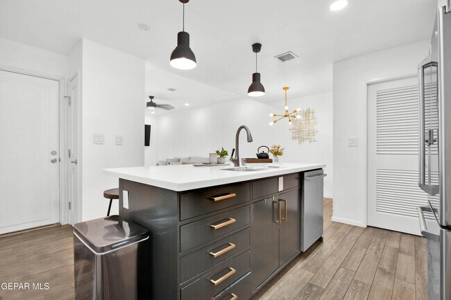Building Photo - 4200 Camelot Heights Dr