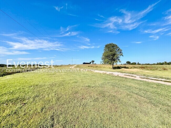 Building Photo - 2 Bed, 2 Bath Home with Garage / Pet-Friendly / Available Now!