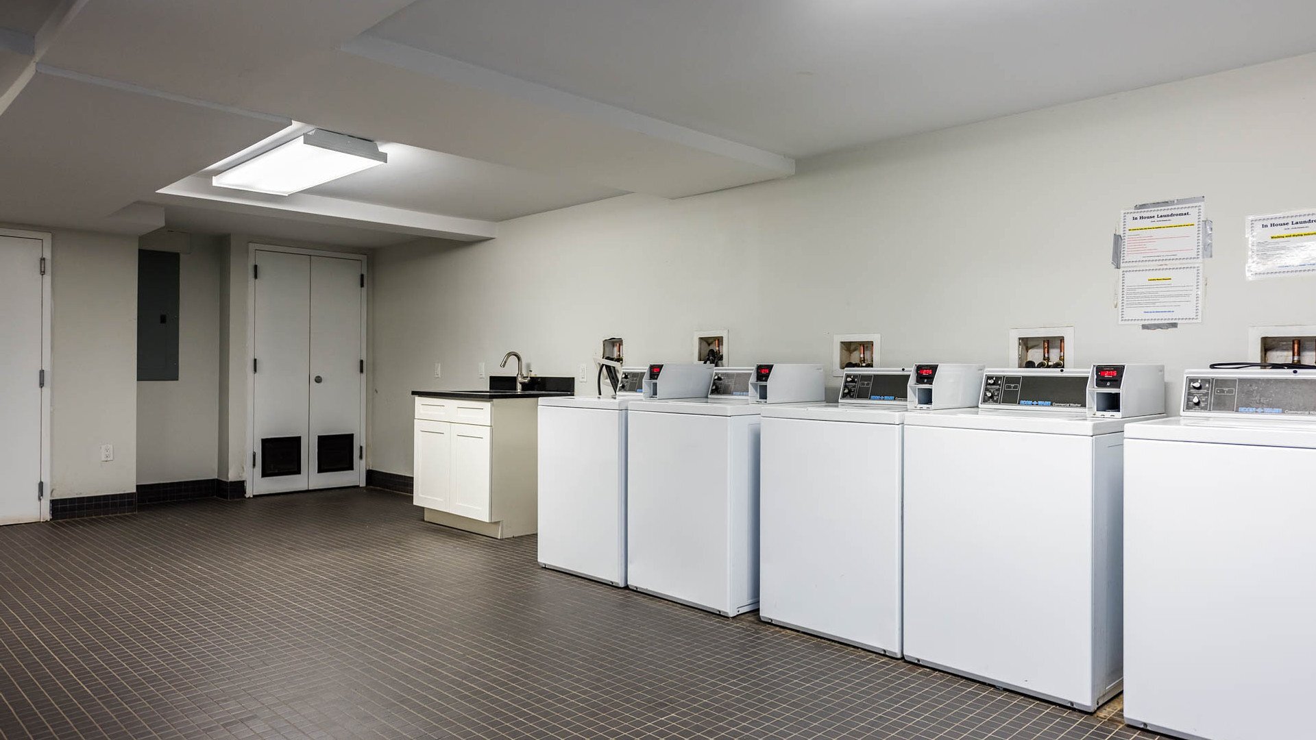 Building Photo - 16-25-25 Putnam Ave