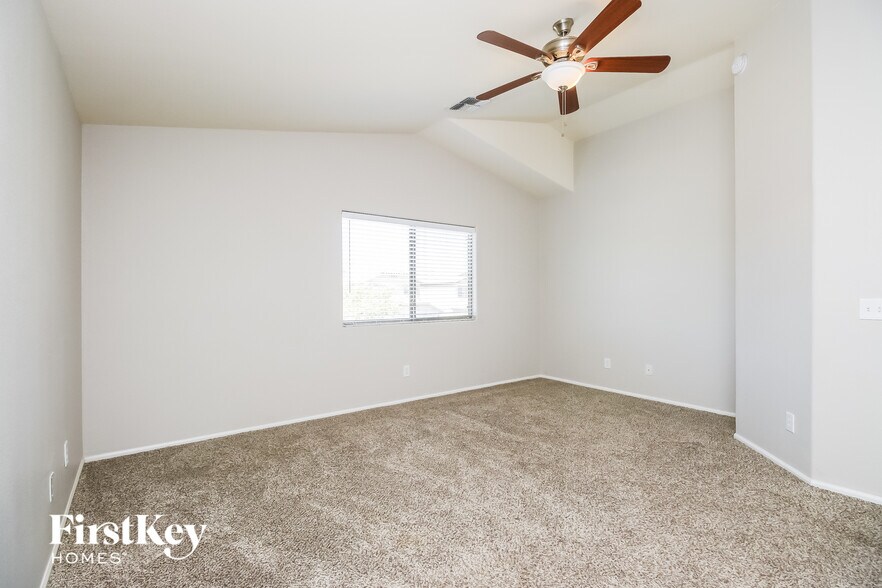 Building Photo - 313 W Hereford Dr