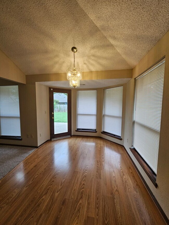 Building Photo - (3) Bed, (2)Bath Avail NOW! Cambridge Addi...