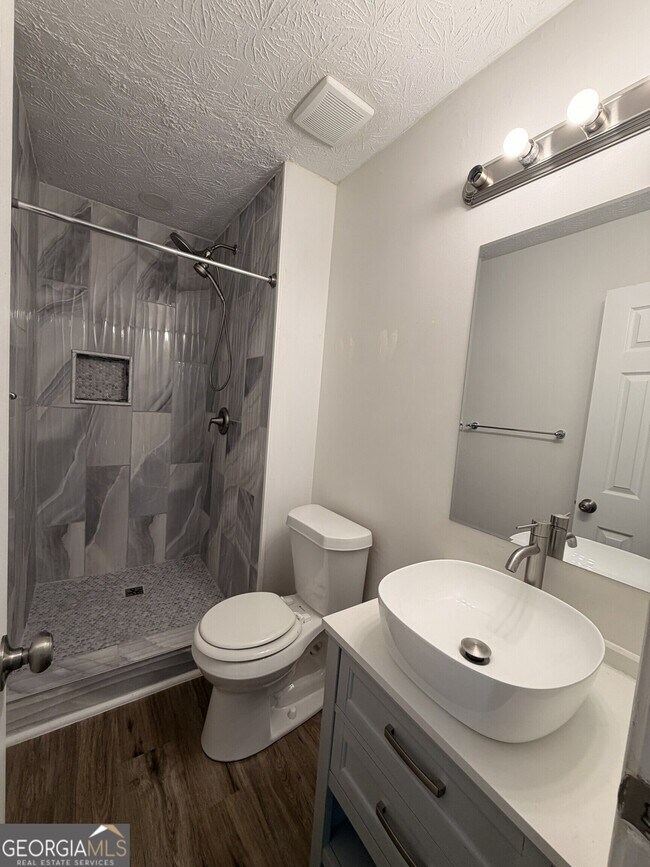 Building Photo - 640 Valerie Cir