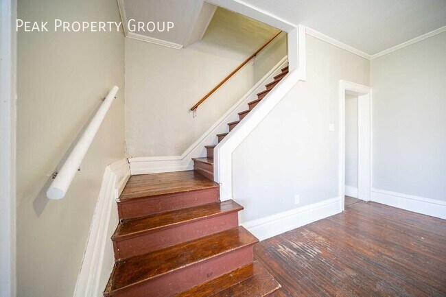 Building Photo - 1484 Summit St