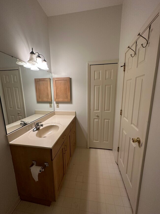 Building Photo - 4934 Claredon Pl