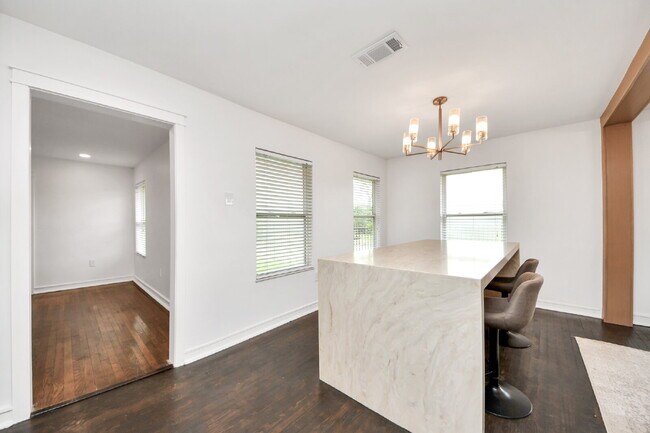 Building Photo - Luxury Living Meets Modern Elegance in the Heart of Houston