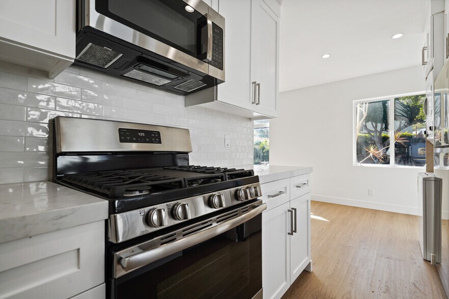 Stove/Microwave - 920 Marine St