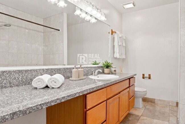 Building Photo - 3009 Canyon Crest Dr