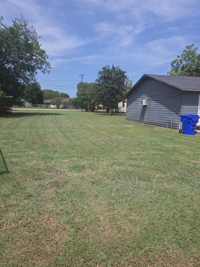 Building Photo - Yoakum - 503 B