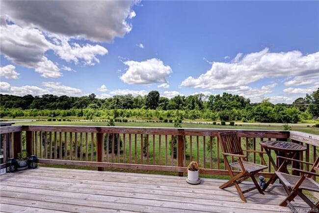 Building Photo - 3 Level Town home with 3 bedrooms and a bonus