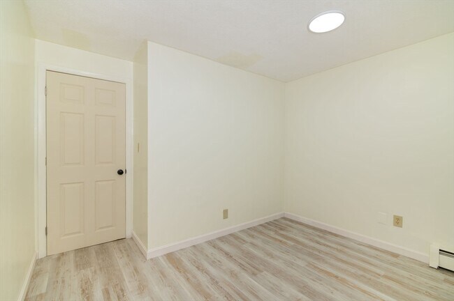 Building Photo - 72 Martensen St