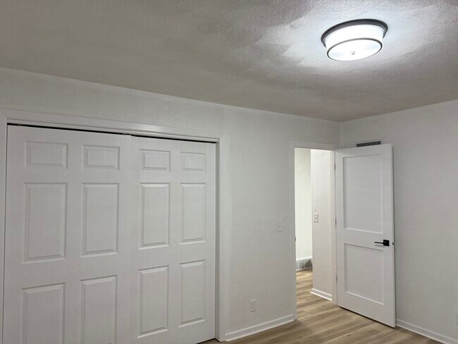 Building Photo - 250 Westridge Rd